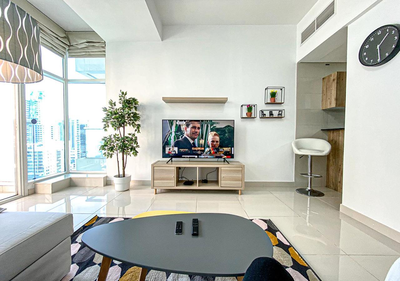 Appartamento Walk To The Beach Or Enjoy The Amazing View From The Balcony Dubai Esterno foto