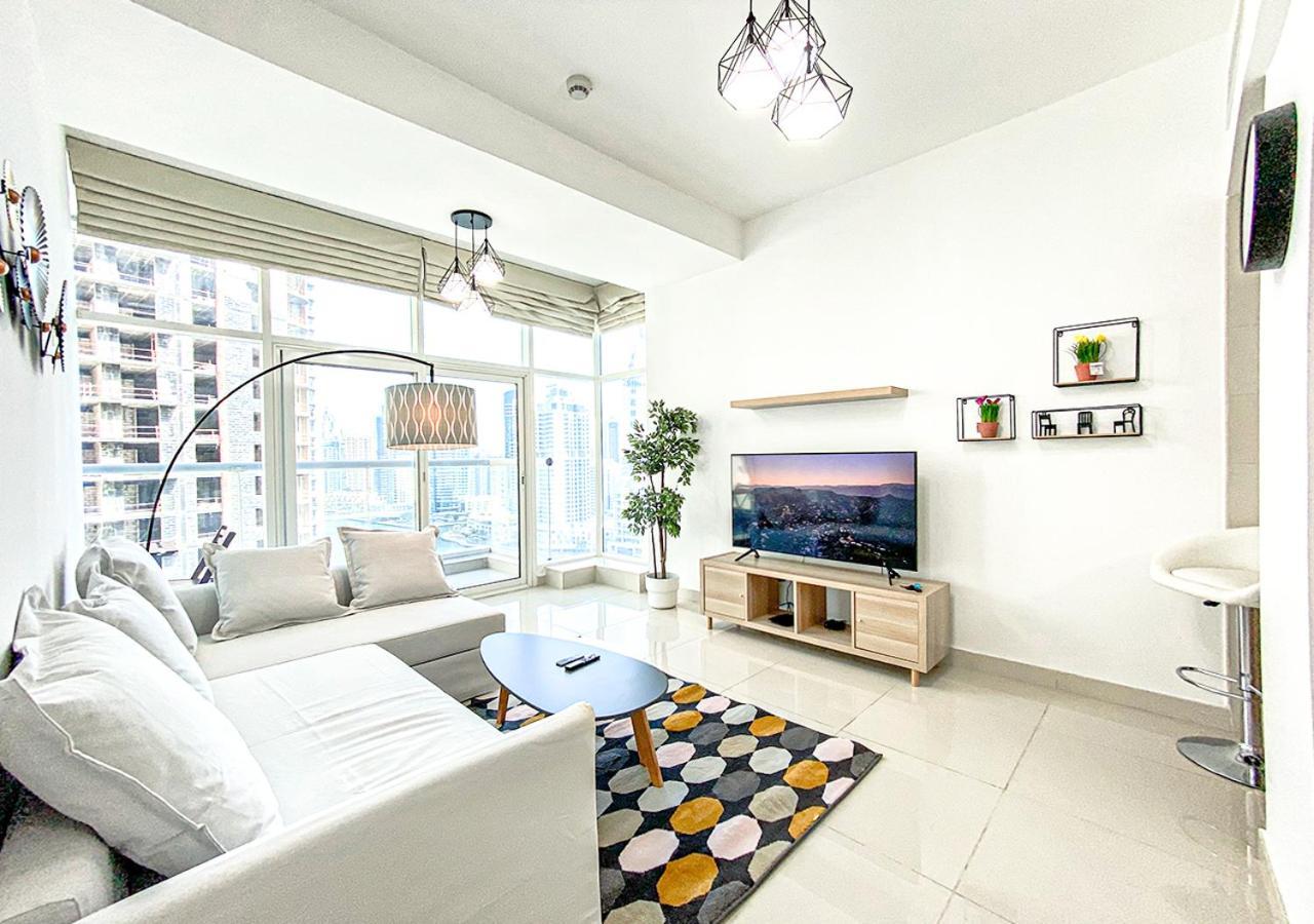 Appartamento Walk To The Beach Or Enjoy The Amazing View From The Balcony Dubai Esterno foto