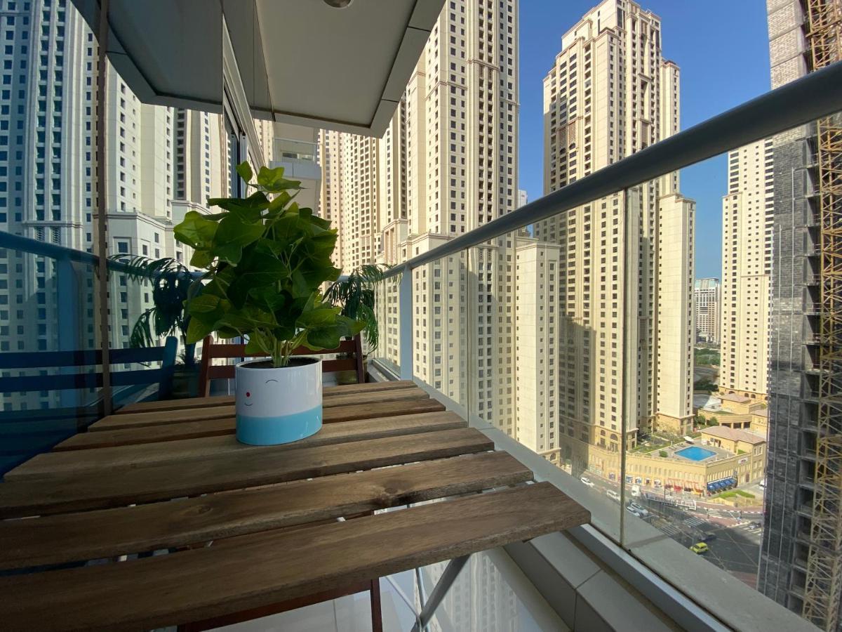 Appartamento Walk To The Beach Or Enjoy The Amazing View From The Balcony Dubai Esterno foto