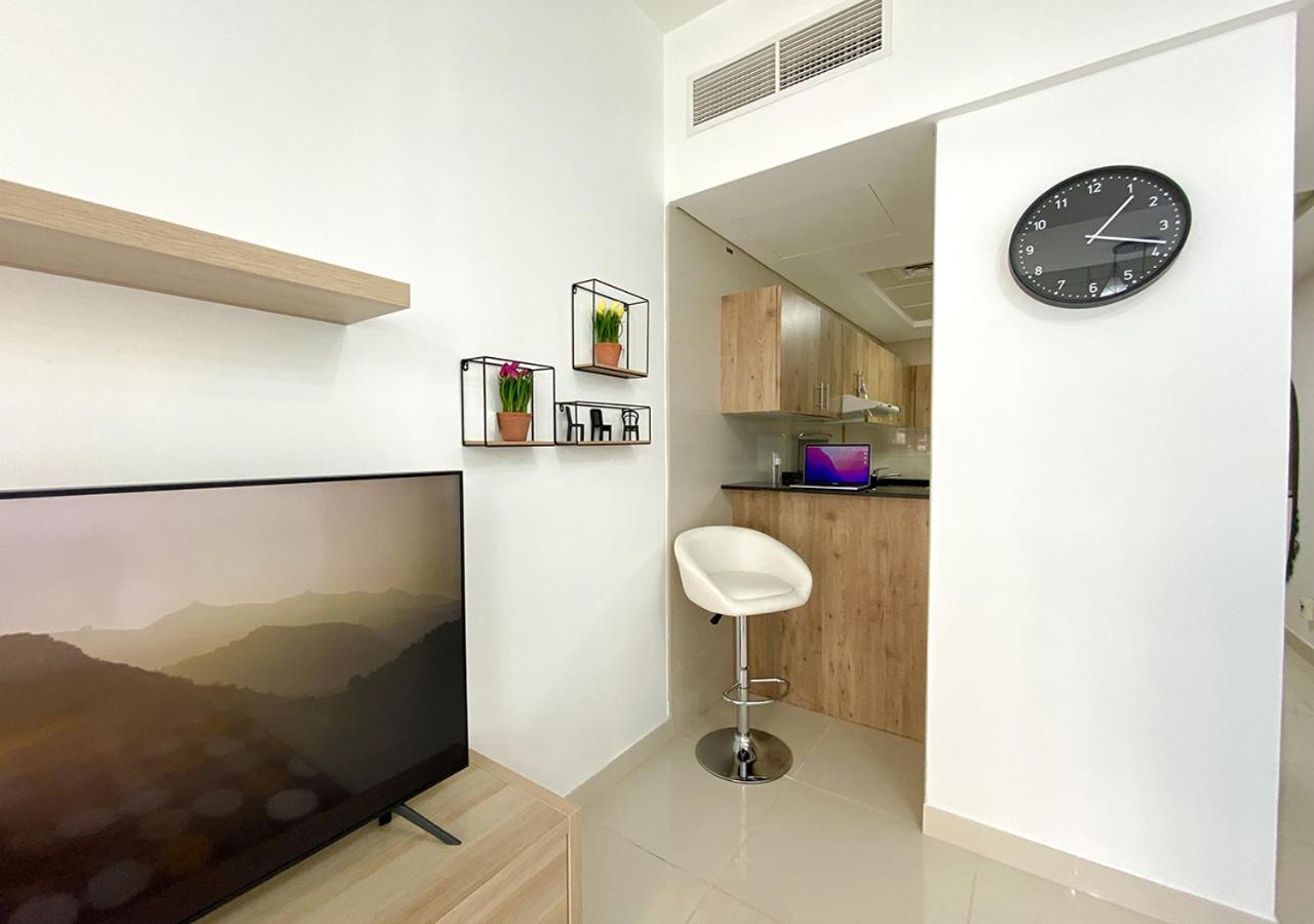 Appartamento Walk To The Beach Or Enjoy The Amazing View From The Balcony Dubai Esterno foto