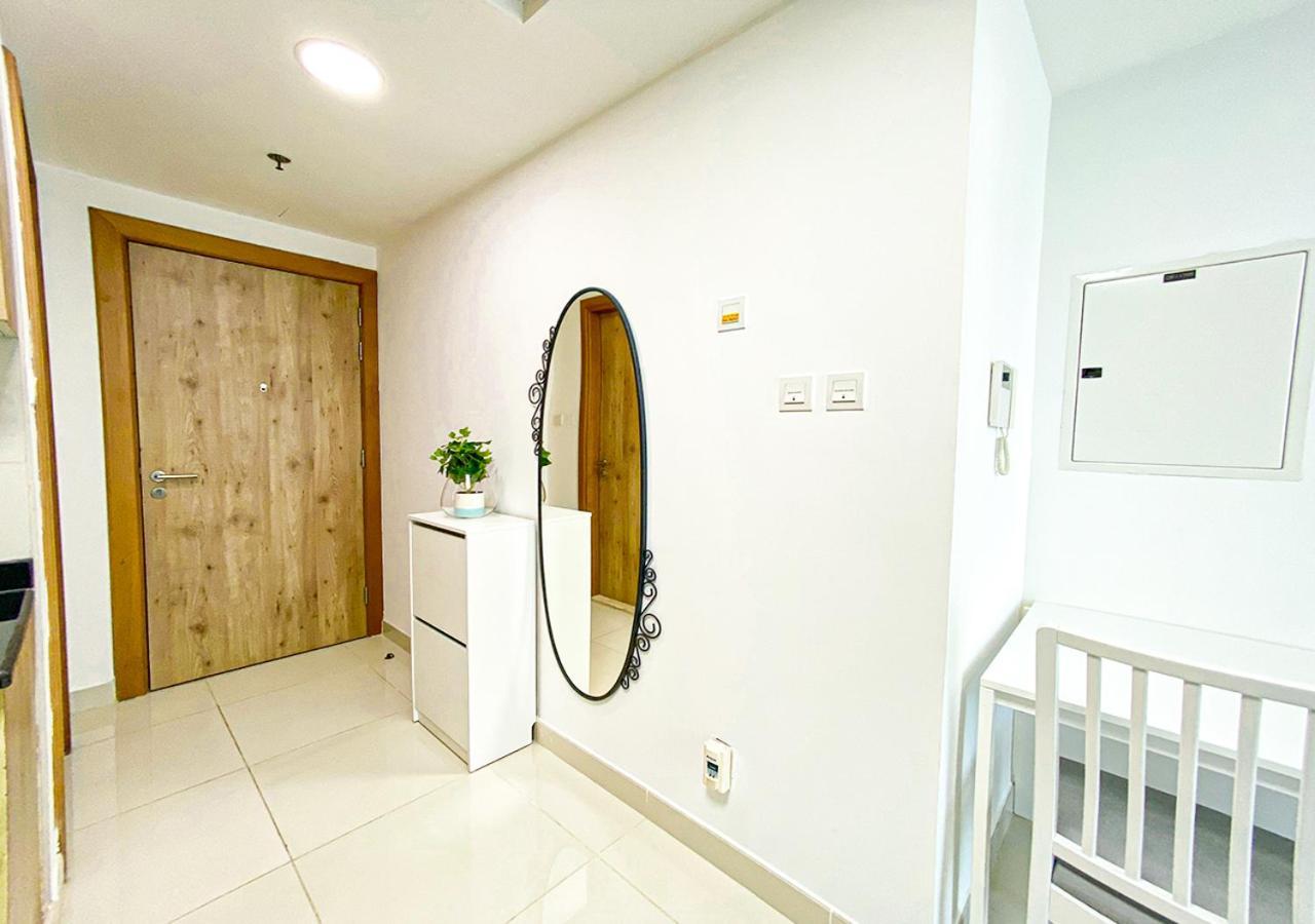 Appartamento Walk To The Beach Or Enjoy The Amazing View From The Balcony Dubai Esterno foto