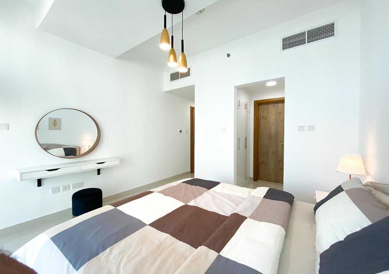 Appartamento Walk To The Beach Or Enjoy The Amazing View From The Balcony Dubai Esterno foto