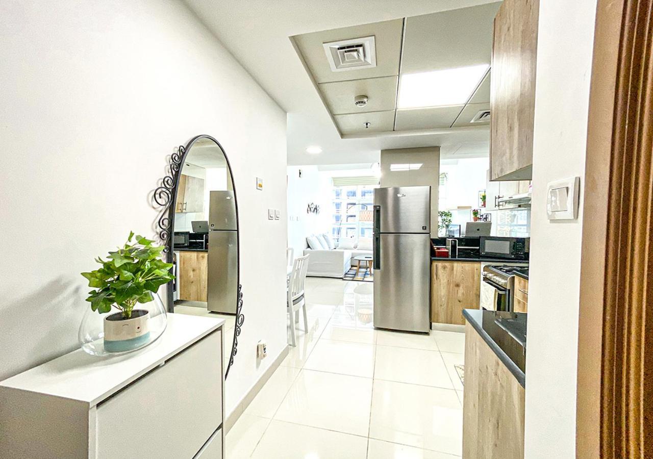 Appartamento Walk To The Beach Or Enjoy The Amazing View From The Balcony Dubai Esterno foto