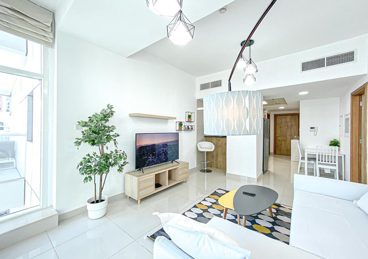 Appartamento Walk To The Beach Or Enjoy The Amazing View From The Balcony Dubai Esterno foto